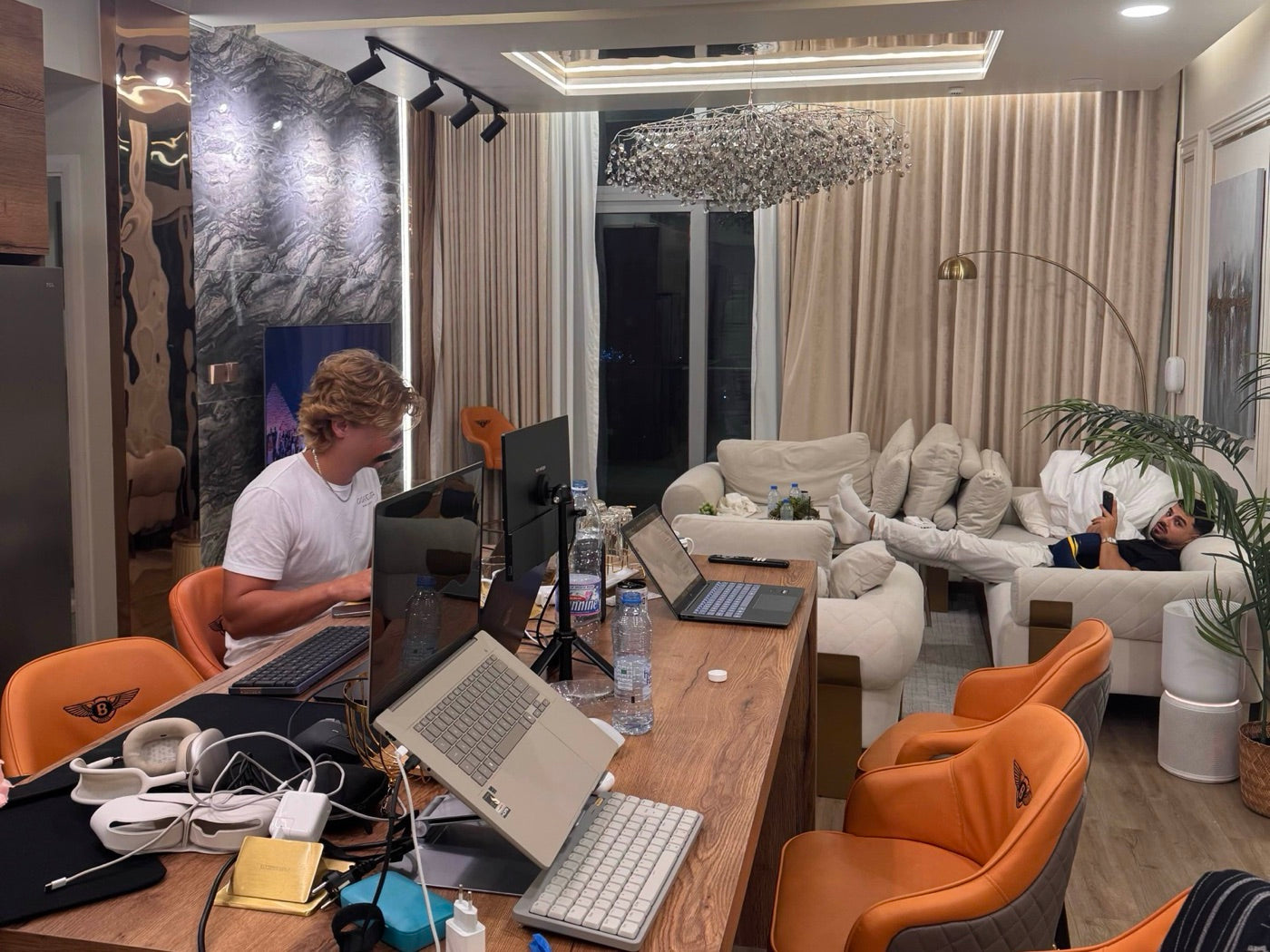 Nätverket-medlemmar som jobbar vid ett långbord med laptops i en lägenhet