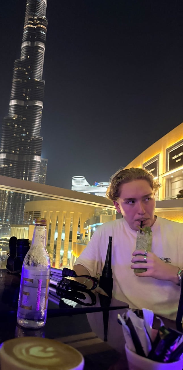 Nätverket-medlem på en takterrass i Dubai med Burj Khalifa i bakgrunden